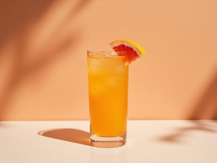 Serving inspiration from the ProstZero drink collection: sunset citrus highball